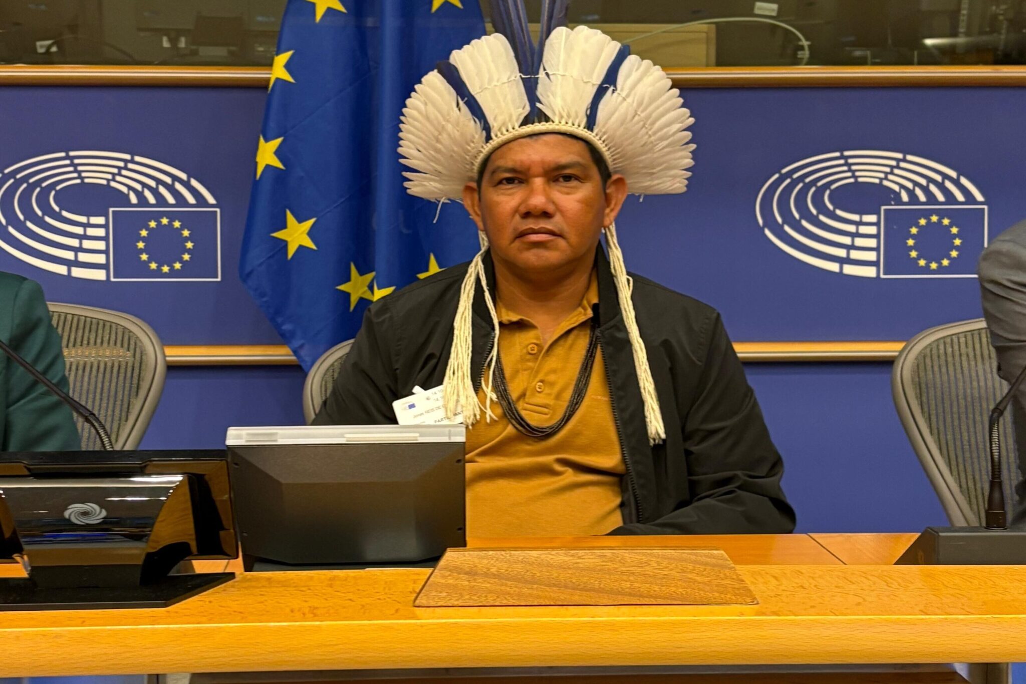 Da Amazônia ao Parlamento Europeu: Cacique Jonas Mura denuncia violações de direitos e avanço da exploração de gás em território indígena